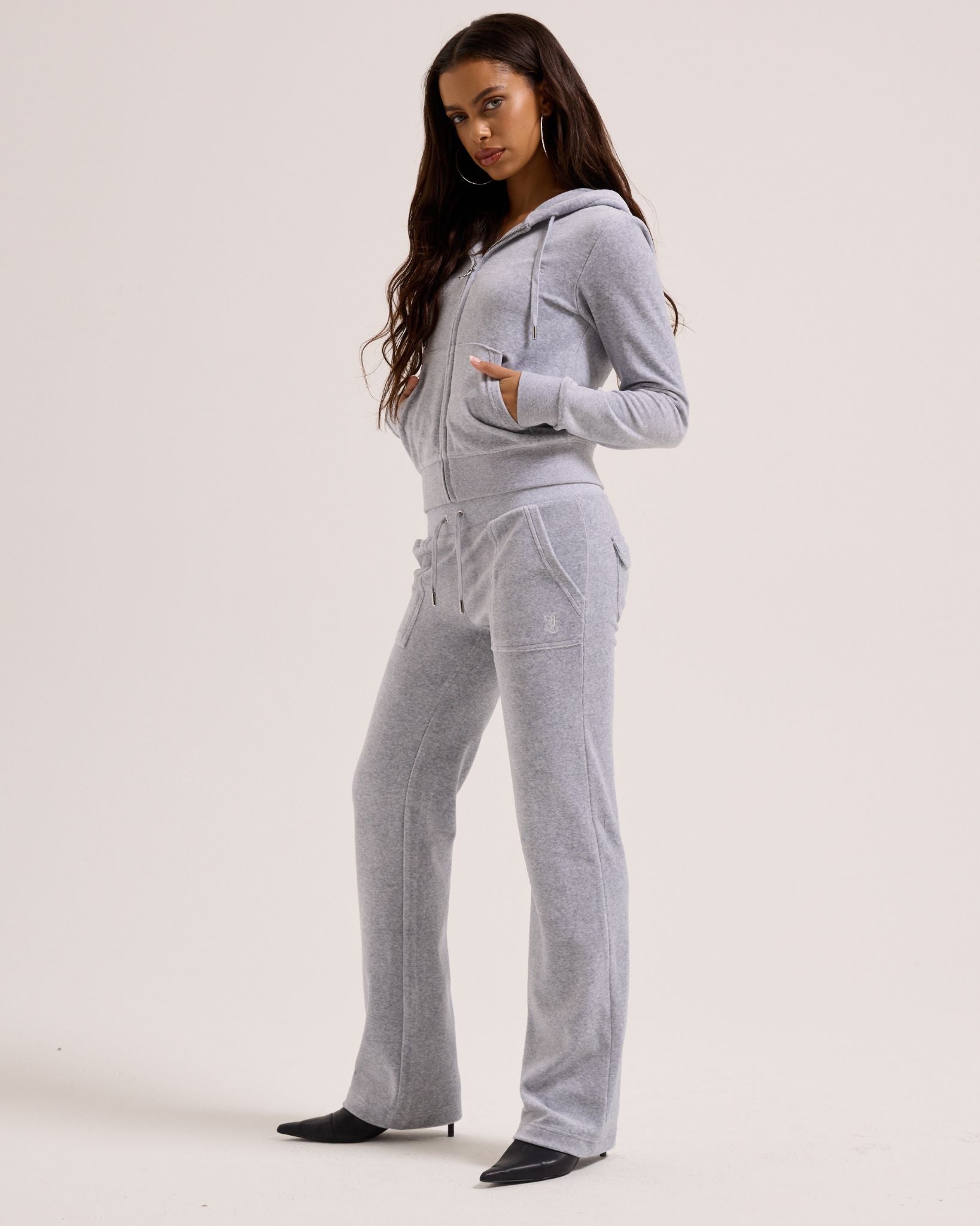 Juicy Couture ライトグレー ベロア　パンツ Juicy Couture Del Ray Velour Pant Silver Marl